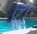 Dolphin S100 wyciąganie z wody robota basenowego