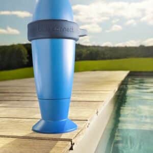 Fluidra Blue Connect Plus w podstawie przy brzegu basenu
