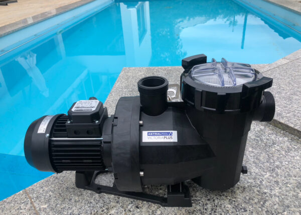 AstralPool Victoria Plus Silent sklepbasenowy.pl Zdjęcie przedstawiające pompę basenową AstralPool Victoria Plus Silent na brzegu basenu