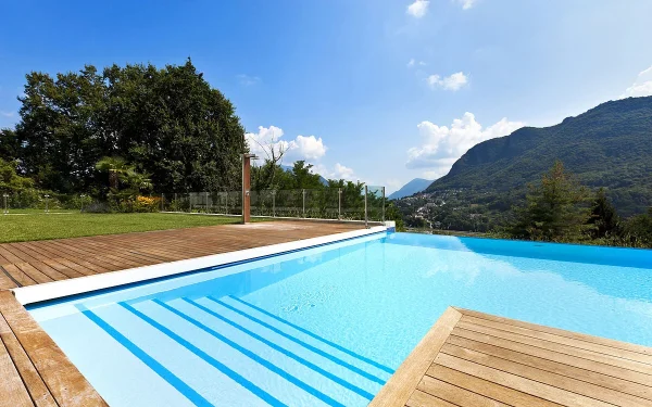 Basen wyłożony folią basenową renolit alkorplan 2000 w kolorze jasnoniebieskim