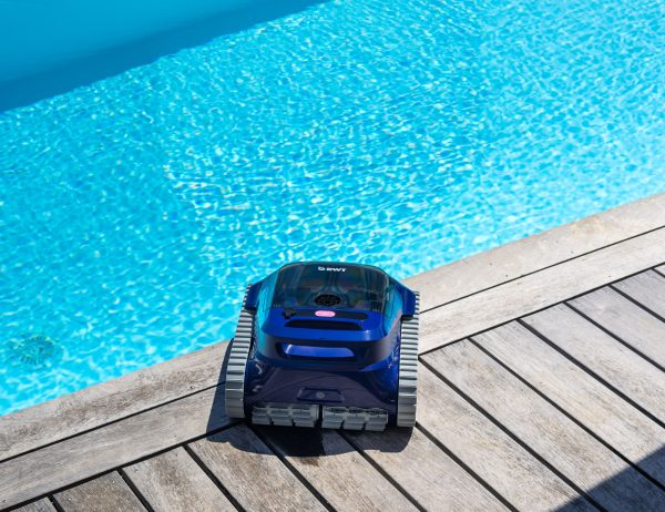F1 Sonic Pro przy basenie
